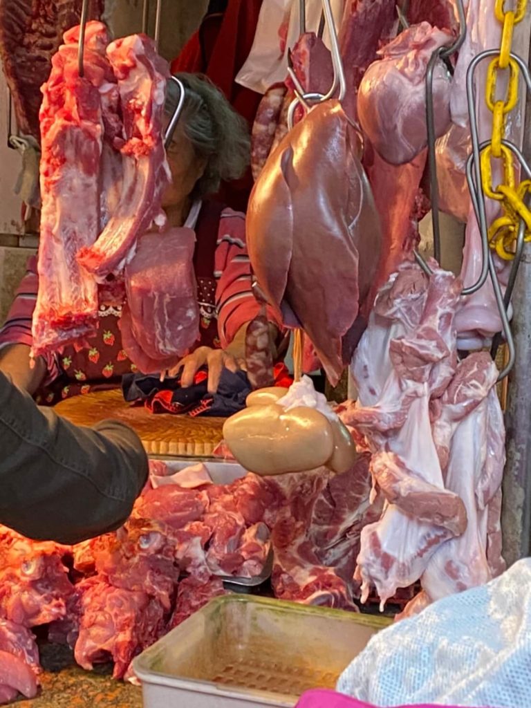 雙連朝市＿大量の肉